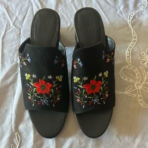 Black Floral Embroidered Slide Sandals American Eagle size 10 - Women